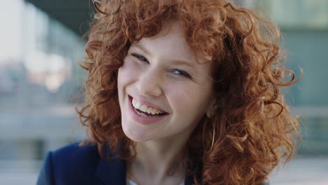 retrato de una joven estudiante riendo alegre estudiante de cabello rojo
