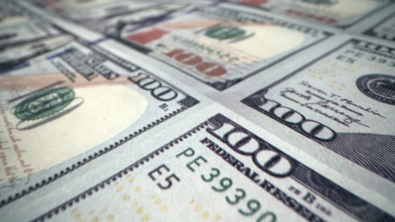 100 dólares en una máscara médica. la economía global durante la pandemia de covid-19. imágenes de alta calidad en 4k