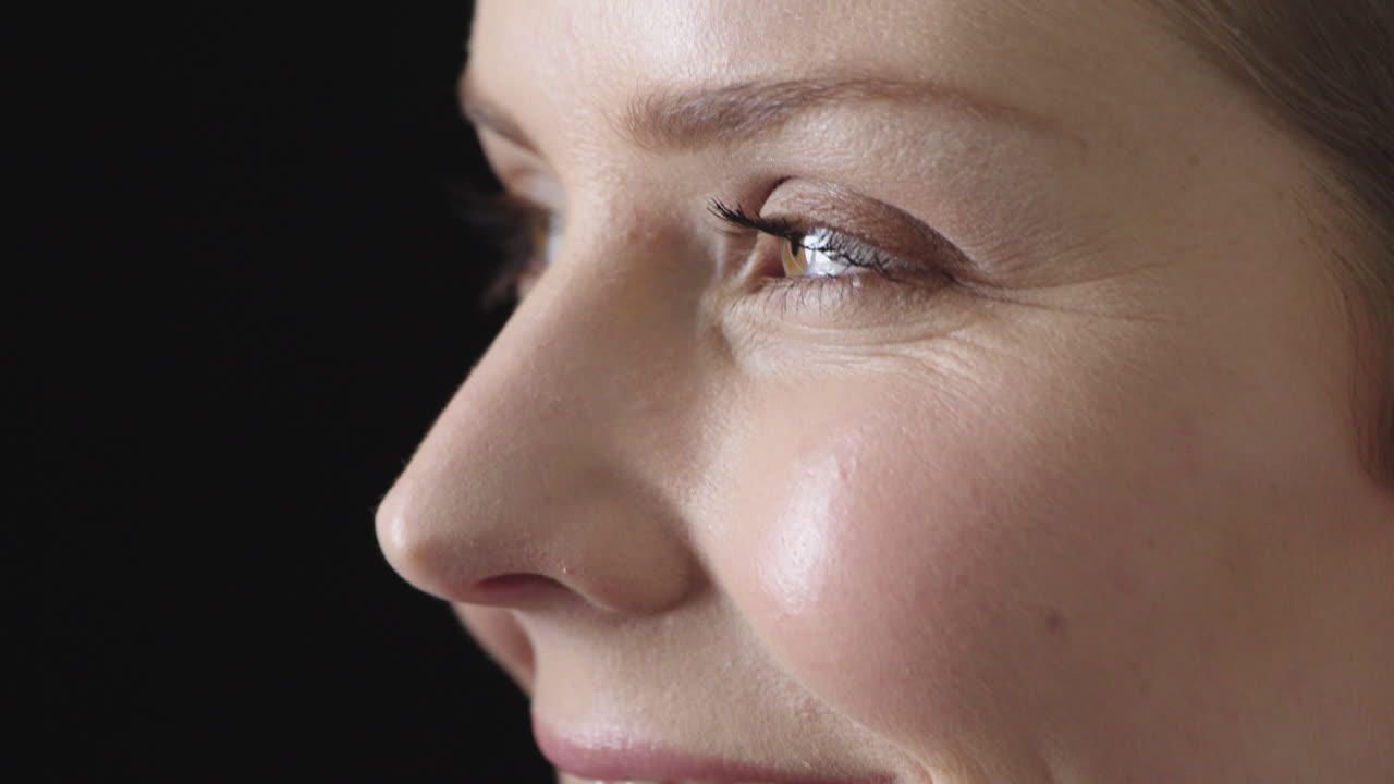 cara de mujer rubia joven sonriente alegre saludable piel perfecta hermosa mujer caucásica en fondo negro de cerca