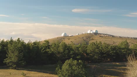 estación de radar en la cima de una colina