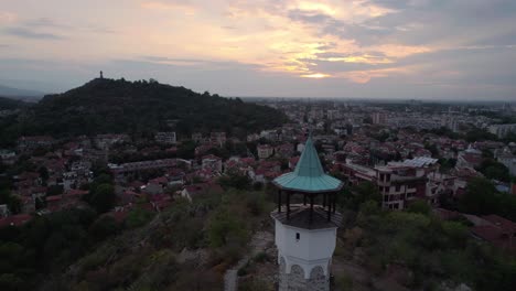 Increíble-Vista-De-La-Puesta-De-Sol-Del-Casco-Antiguo-De-Plovdiv,-Toma-Aérea-De-Drones