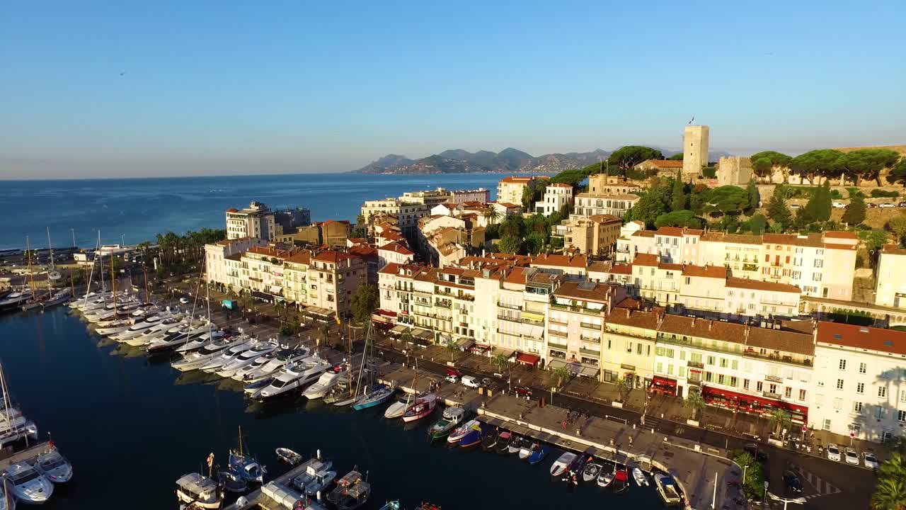 칸의 포트 피에르 칸토 상공을 비행하는 공중 샷