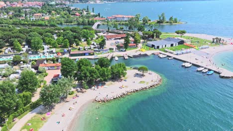 Exotisches-Flitterwochenziel-Im-Smaragdgrünen-Wasser-Von-Riva-Del-Garda,-Italien