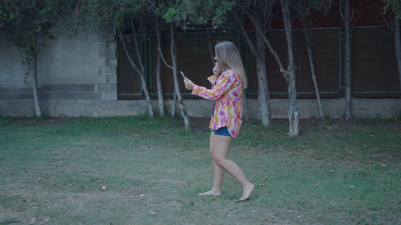 공원에서 고 있는 여자