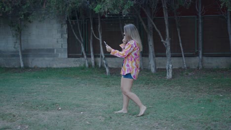 mujer caminando en un parque
