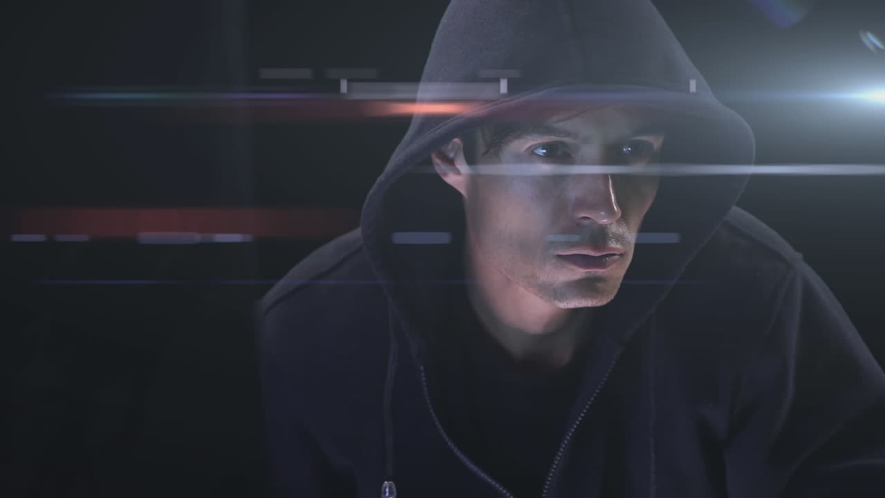 카우카시안 후드 해커가 노트북을 들고 오버 레이스 (ober rayz) 를 발사하고 있다.