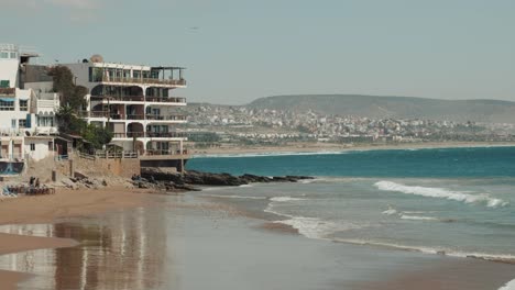 Strand,-Meeresufer-Und-Wellen-In-Taghazout,-Agadir,-Marokko