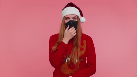 mujer en suéter rojo de navidad con máscara facial ppe para estar a salvo del coronavirus en cuarentena de bloqueo