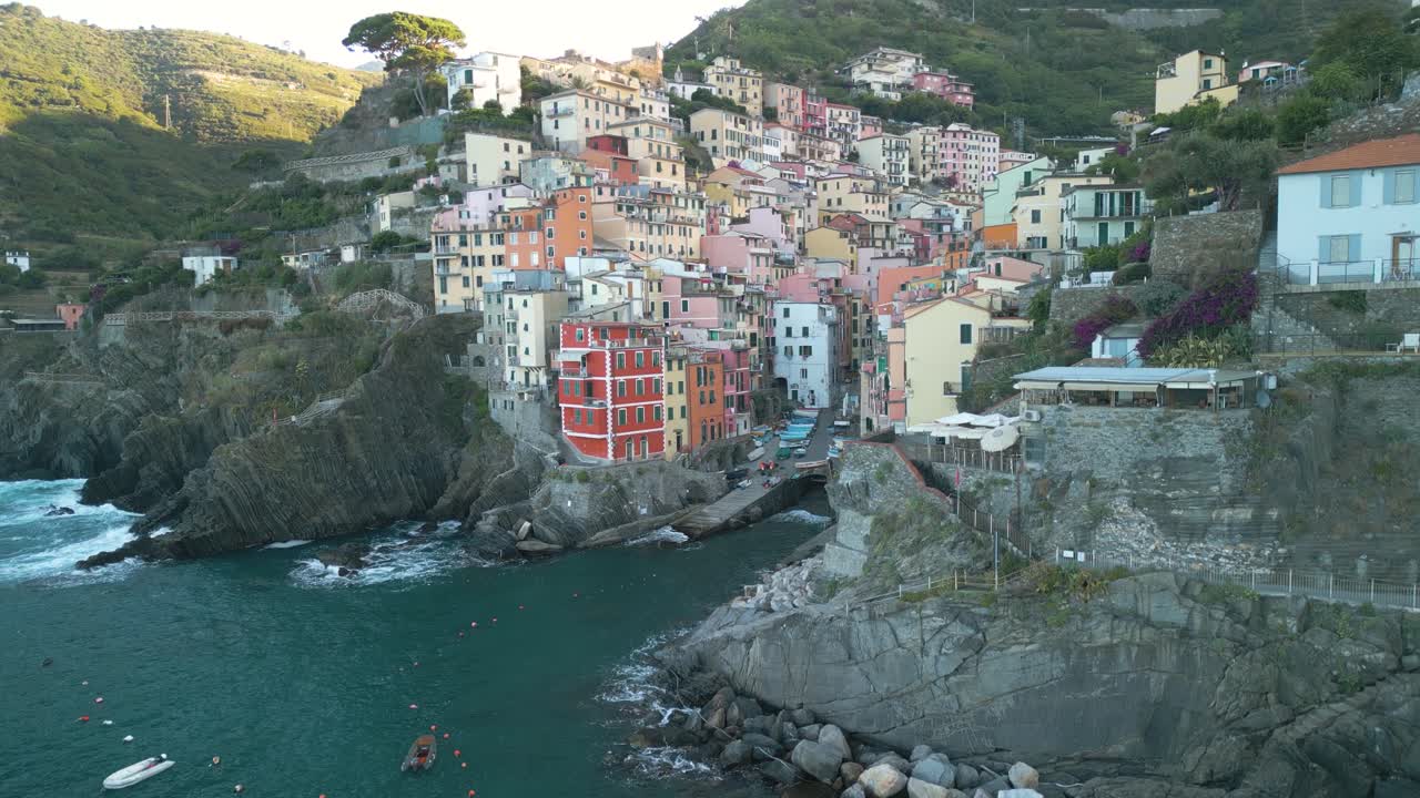 Un drone descend sur Riomaggiore, Cinque Terre, Italie