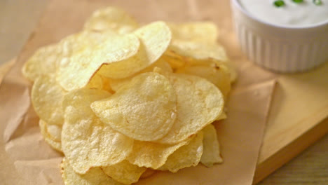 potato chips with sour cream dipping sauce