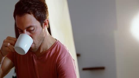 fotógrafo masculino tomando café 4k