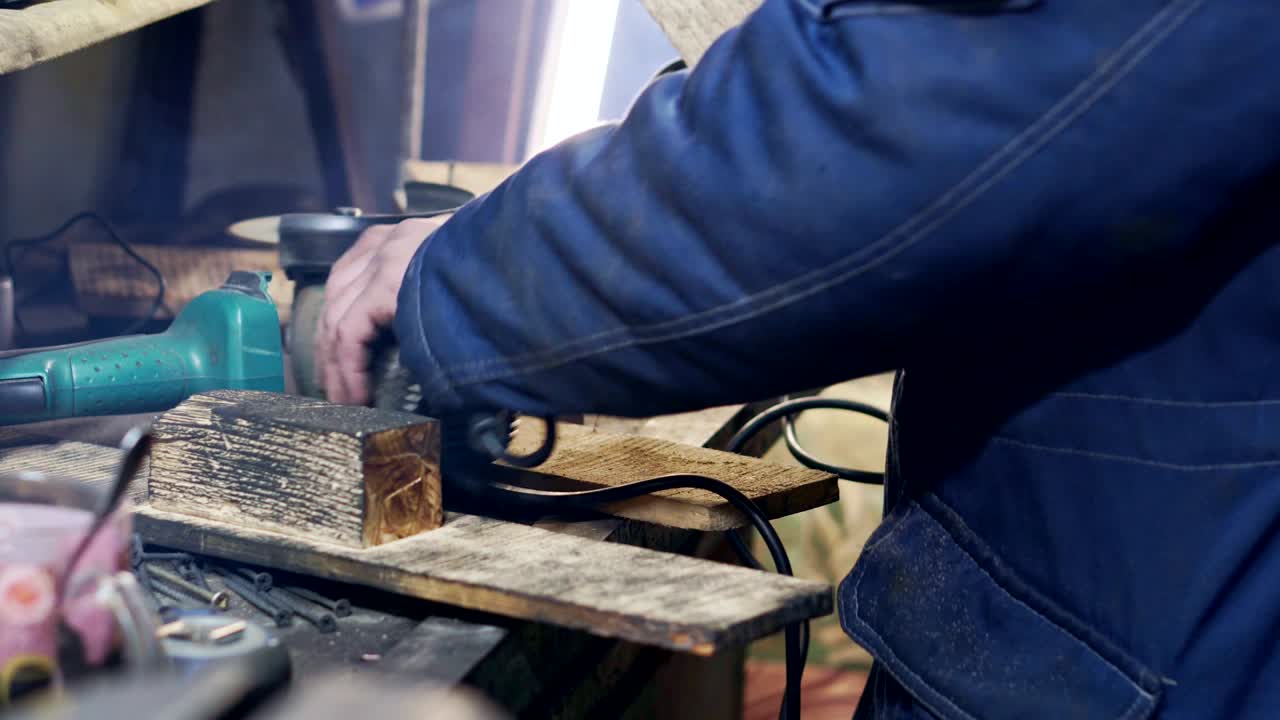 un trabajador molienda cortado bloque de madera de primer plano