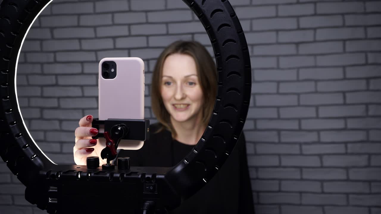 imágenes de una blogger disparando una historia con una lámpara de anillo