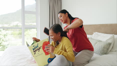 Libro-De-Lectura,-Mamá-Y-Niña-Juntas-En-El-Dormitorio