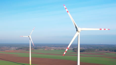 dos turbinas eólicas en el campo en la soleada polonia, vista aérea