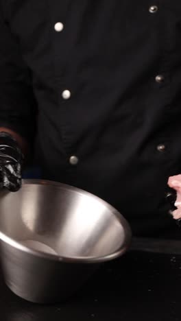 chef preparando carne cruda en un cuenco