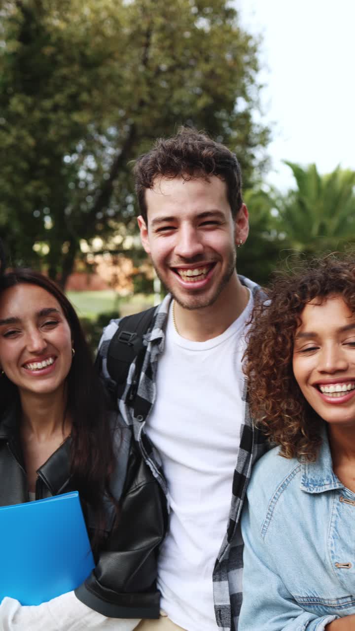 Grupo diverso y feliz de estudiantes sonriendo y riendo al aire libre