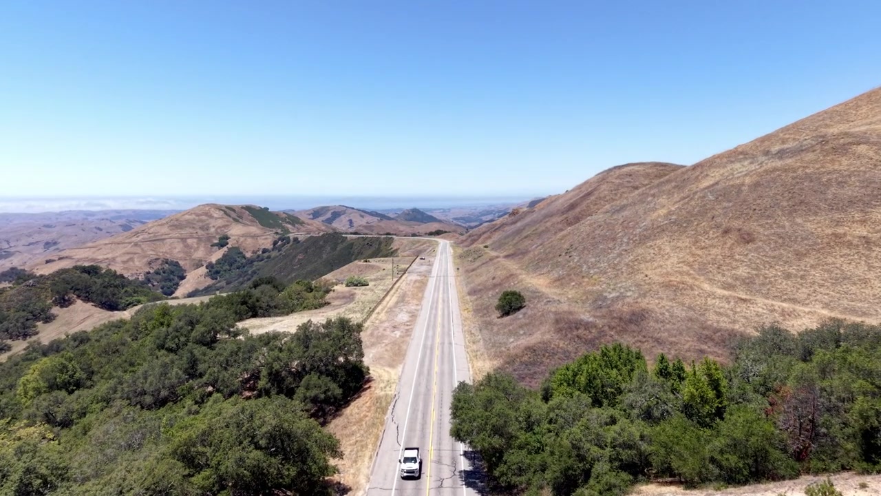 Acercamiento aéreo por la autopista en California