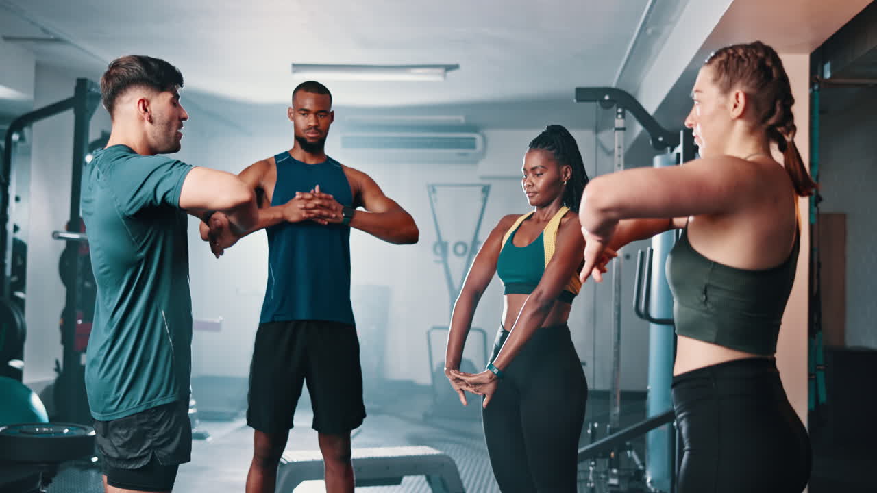 ejercicio de estiramiento en grupo en el gimnasio