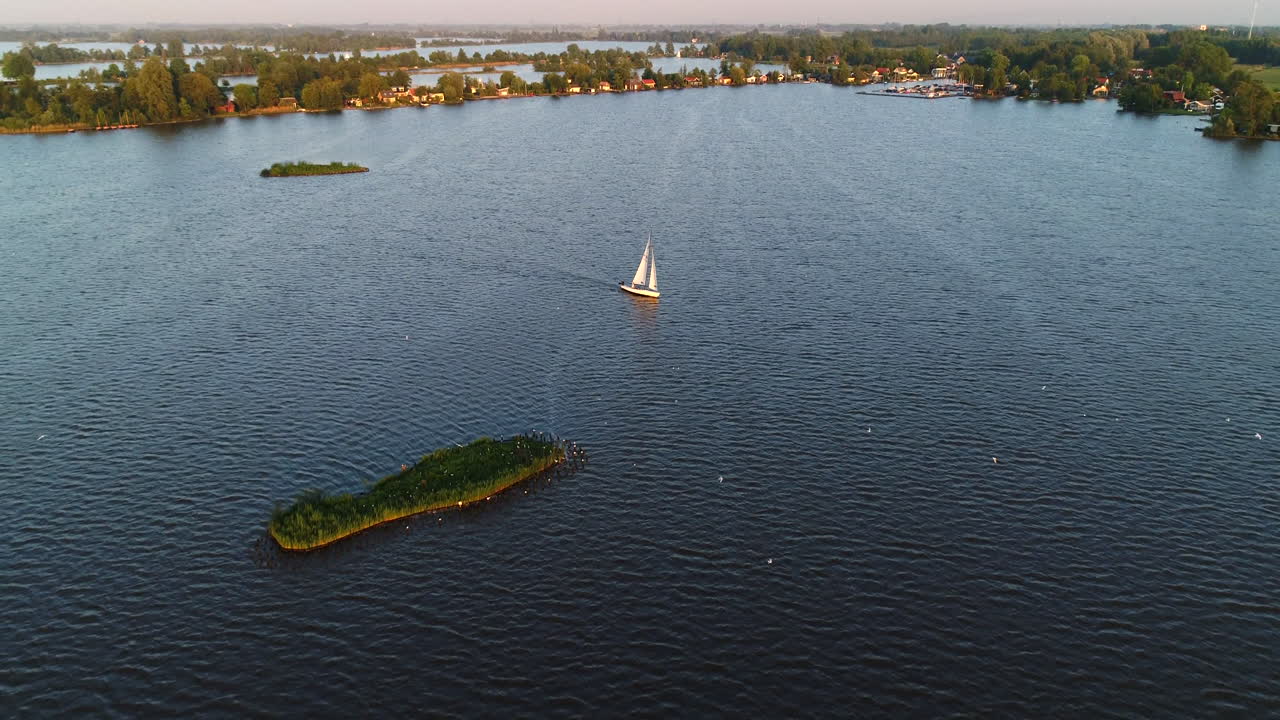 velero navegando en el paisaje acuático en el lago elfhoeven en gouda, países bajos