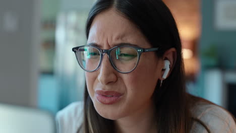mujer, dolor y dolor de cabeza con gafas