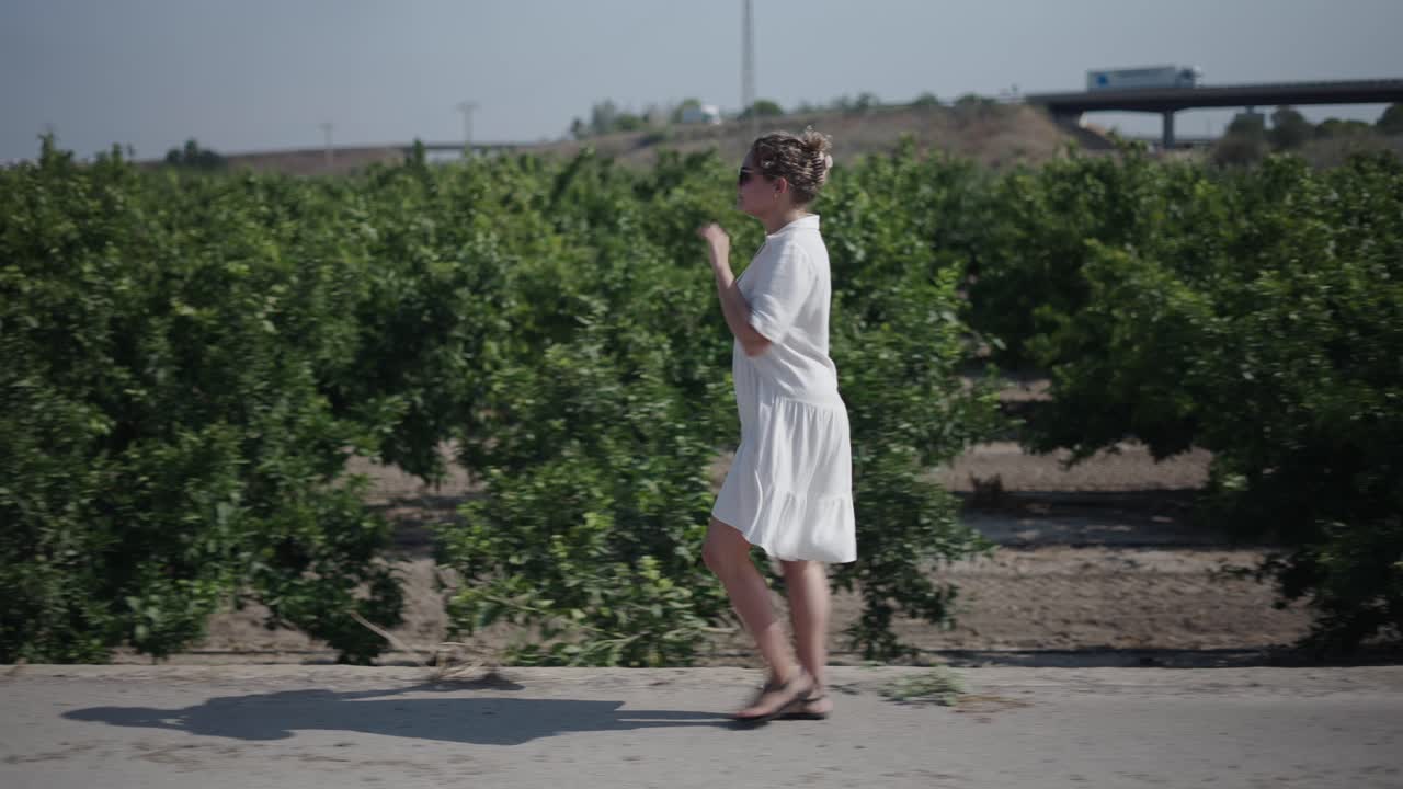 Donna che passeggia in un frutteto