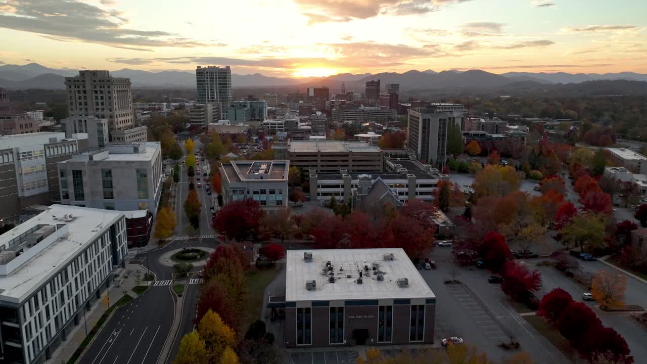 asheville nc, carolina del norte puesta de sol aérea en el otoño