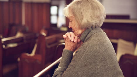 oración, iglesia y adoración de mujeres mayores