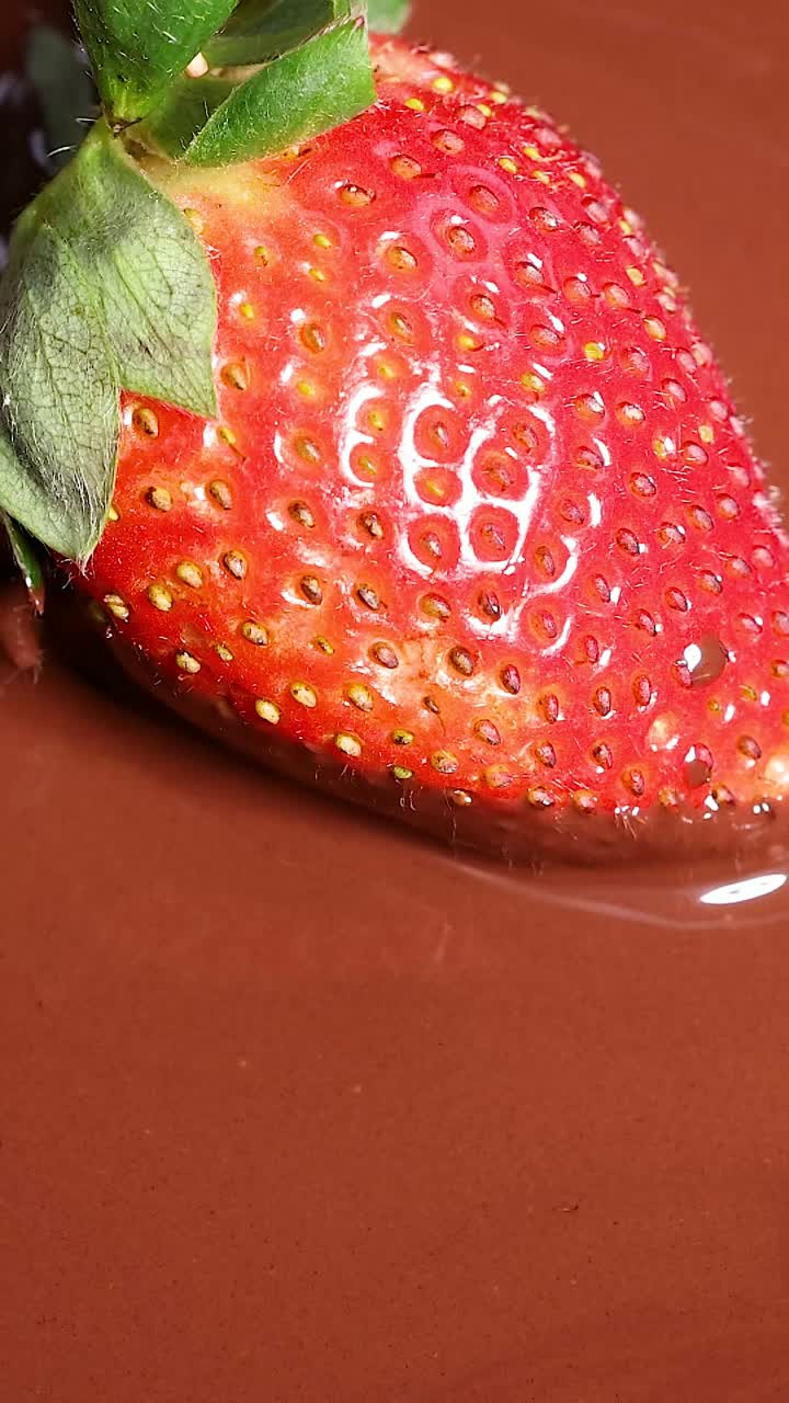 녹은 초콜릿 에 딸기 를 담그고 있는 것