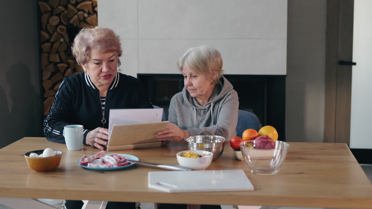 두 명의 고령 여성이 식사를 준비하고 있습니다.
