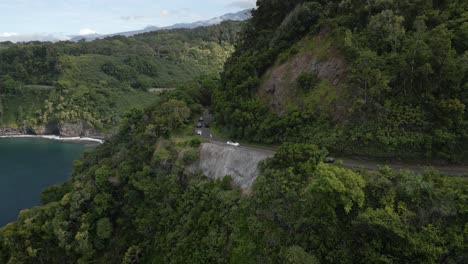 Luftaufnahme-Von-Autos,-Die-Entlang-Der-Straße-Nach-Hana-Entlang-Der-Küste-Von-Maui-Fahren