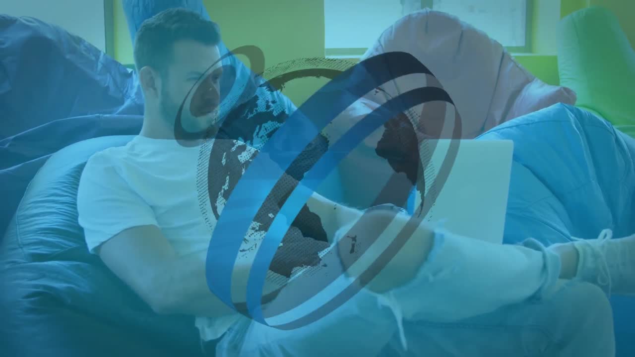 카우카시안 남성 보스가  ⁇ 바구니에서 노트북으로 작업하는 그래픽 글로브의 애니메이션