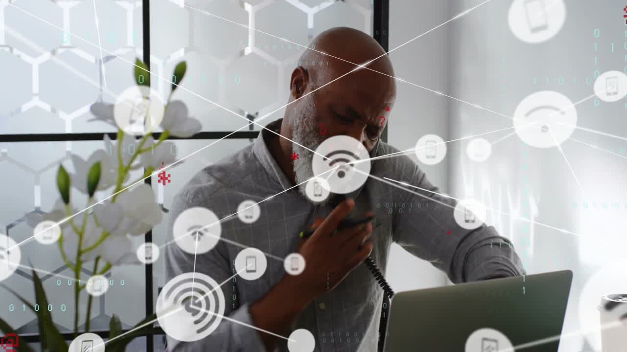 conectividad de red y animación de flujo de datos sobre el hombre que trabaja en una computadora portátil en la oficina