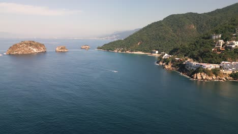 Drone-Aéreo-Vuela-Sobre-Ocean-Hill-Resorts-De-Navegación-De-Mismaloya-Playa-Mexicana-Paisaje-Marino