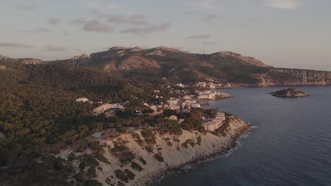 Weitwinkelaufnahme-Des-Dorfes-Sant-Elm-Auf-Mallorca-Bei-Sonnenuntergang,-Luftaufnahme