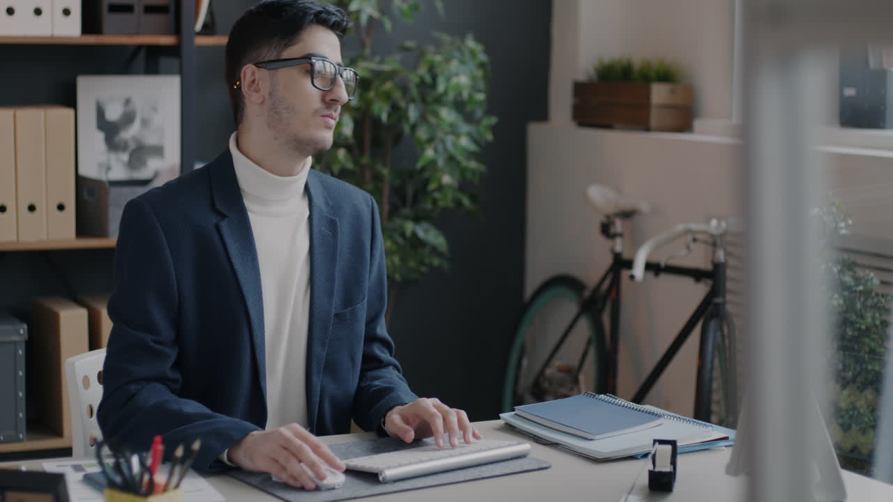 Forretningsmand, der arbejder ved sit skrivebord