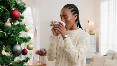 Mujer-Negra,-Cafe-Y-Navidad-Con-Sonrisa