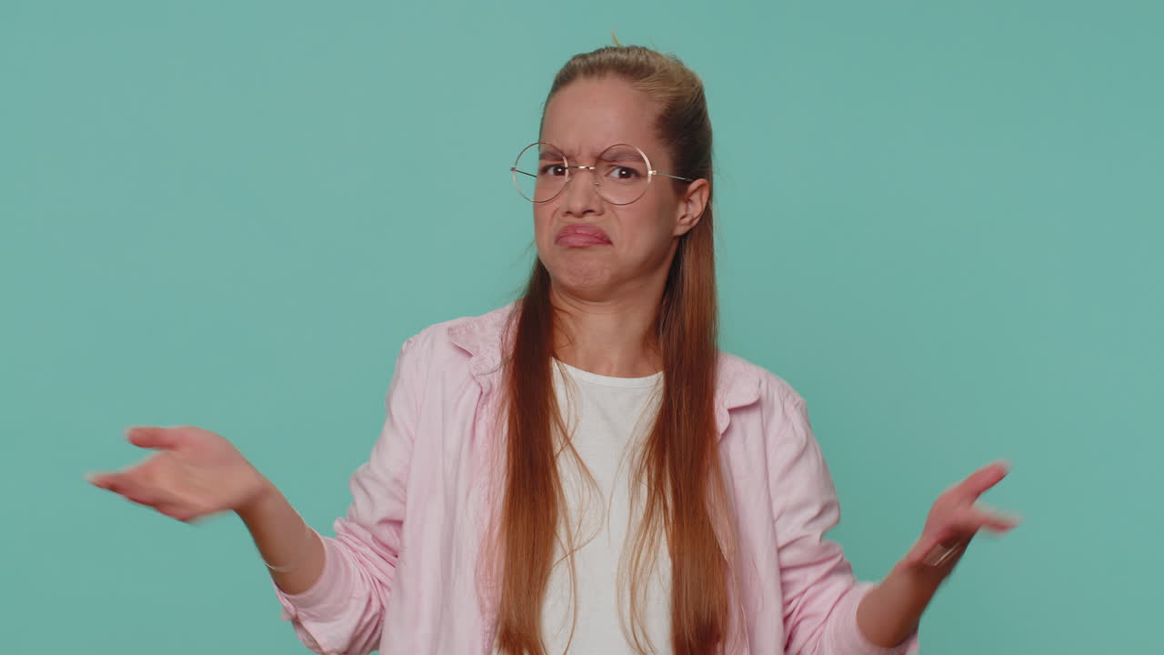 adolescente confundida sintiéndose avergonzada por una pregunta ambigua teniendo dudas sin idea incierta