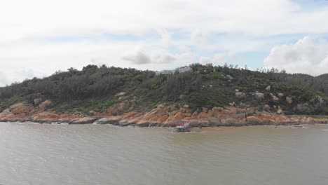 toma aérea panorámica de un impresionante sendero costero en coloane, macao.