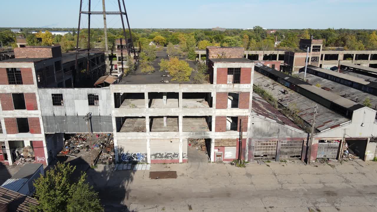 complejo de edificios de fábrica abandonados en detroit, vista aérea de drones