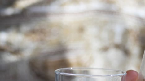 verter agua en un vaso