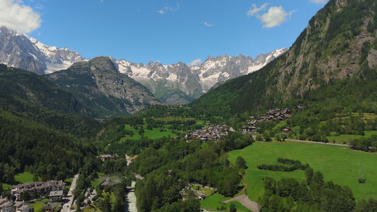 idílica aldea de pre saint didier enclavada en el exuberante valle de los alpes italianos con el monte bianco
