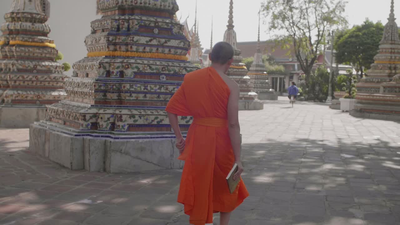 монах идет по буддийскому храму