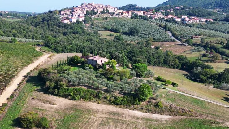 Paesaggio di villaggio meditativo con case, Autunno, Toscana, Italia.