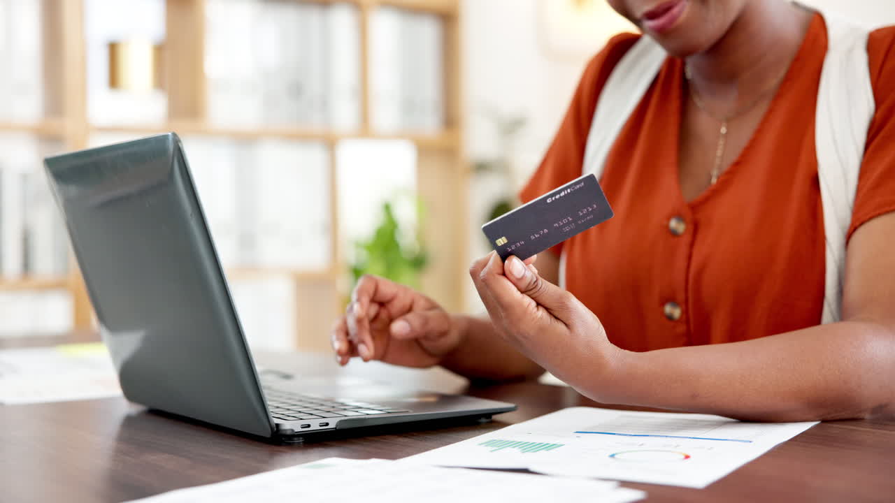 Donna che fa pagamenti online con carta di credito sul portatile