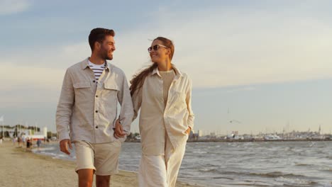 Feliz-Pareja-Caminando-Por-La-Playa-De-Verano.-Vacaciones-De-Verano-Y-Concepto-De-Personas-Feliz-Pareja-Caminando-Por-La-Playa-En-Tallin,-Estonia