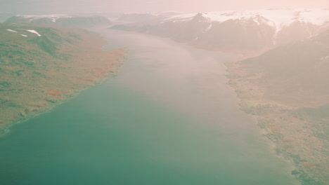 Vista-Panorámica-Aérea-De-La-Puesta-De-Sol-Sobre-Las-Impresionantes-Montañas-De-Noruega