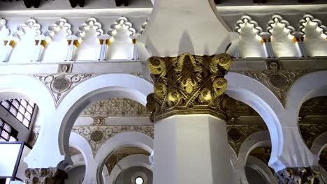 el interior de una sinagoga de santa maría la blanca, toledo.