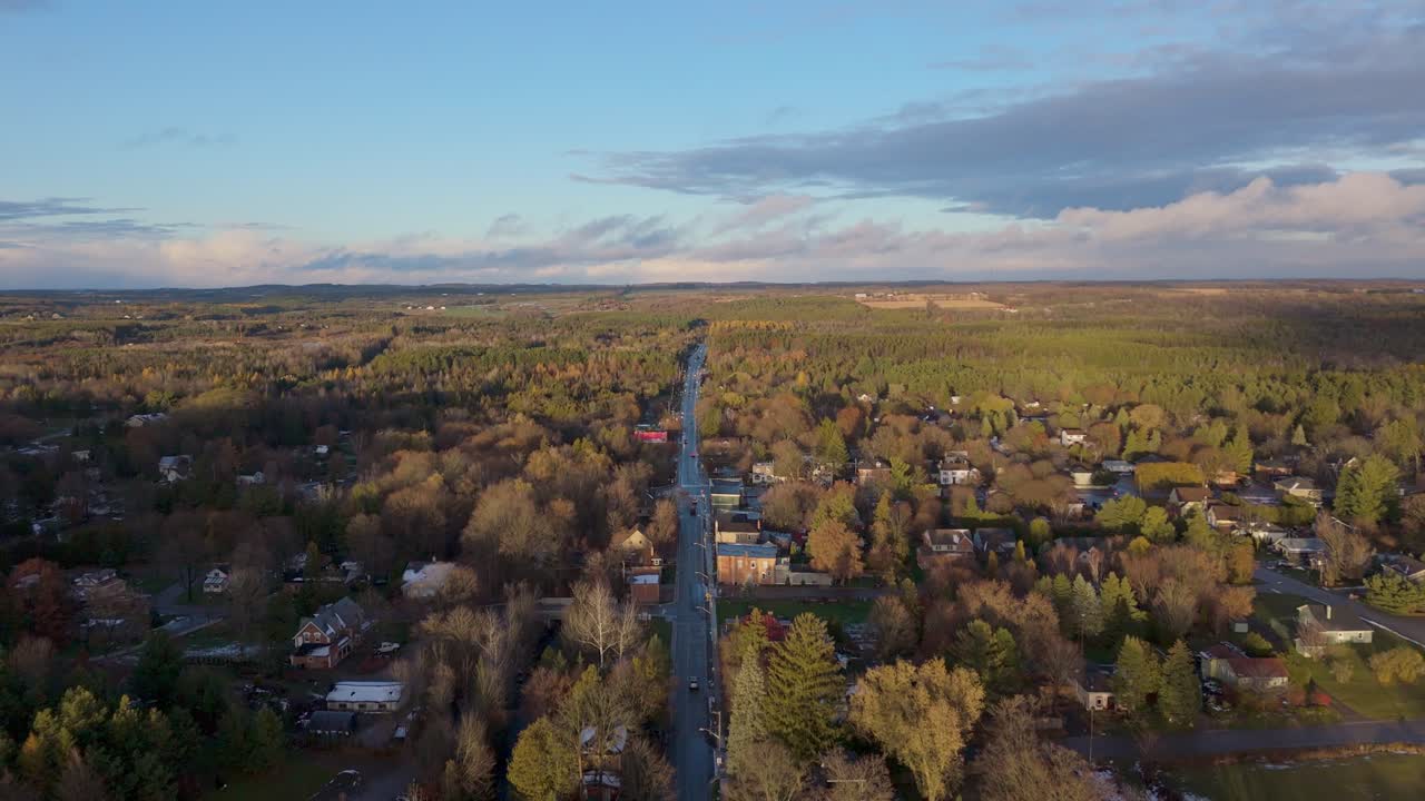 Cidade de Alton em Caledon, Ontário, Canadá. Dolly out aéreo