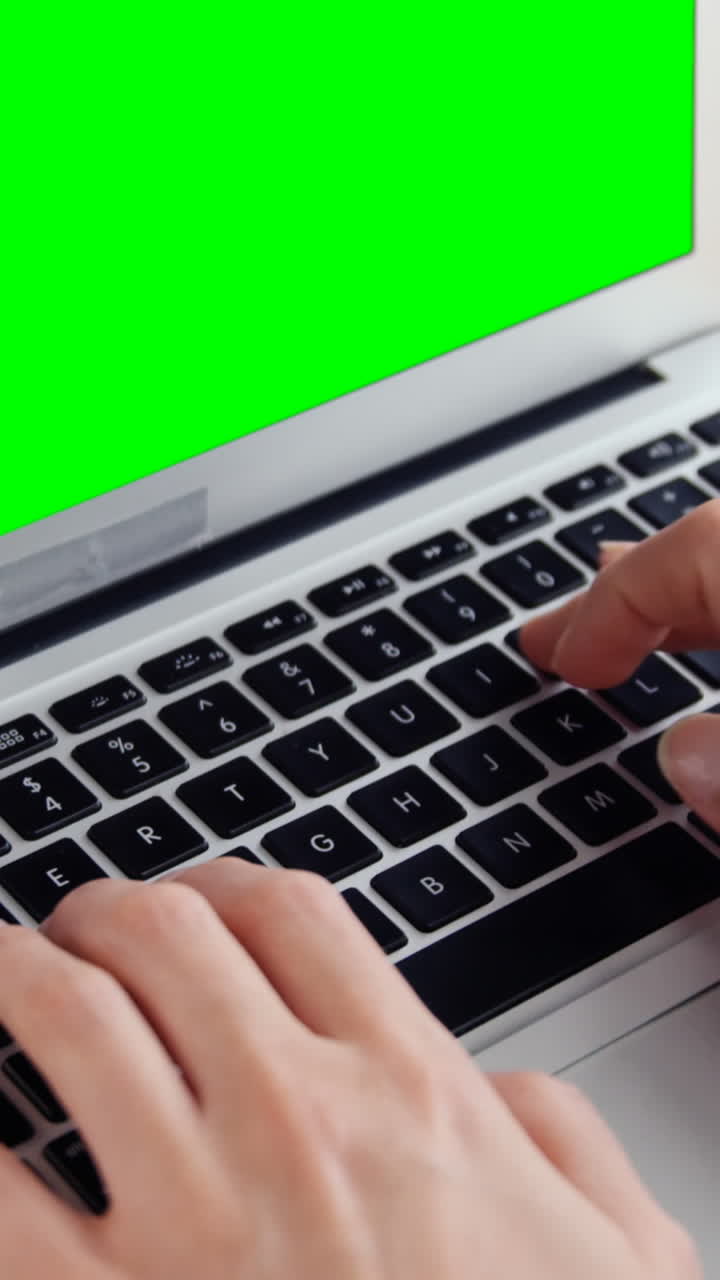 mujer de negocios trabajando en una computadora portátil en su escritorio